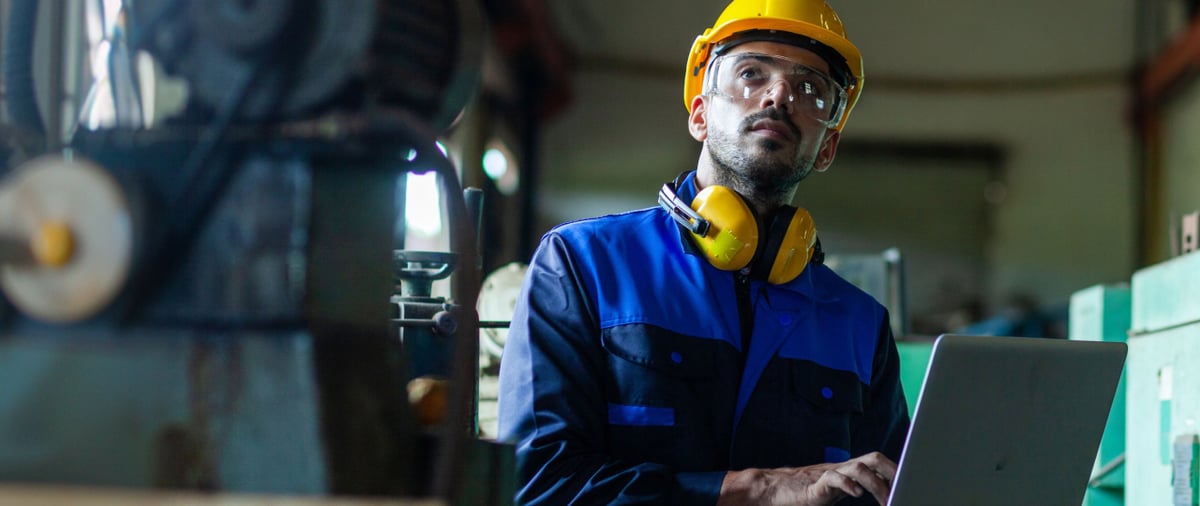 heavy equipment service worker using business intelligence solution