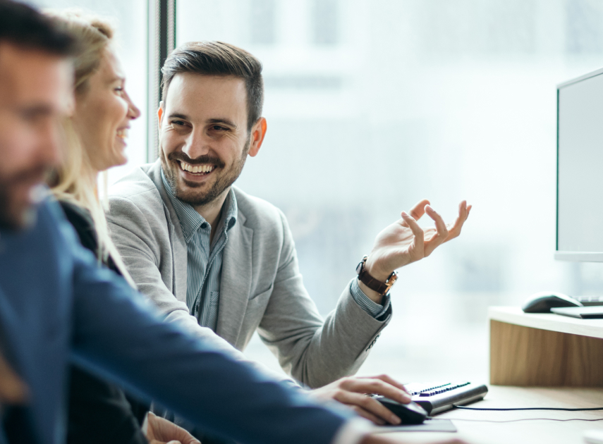 Man-explaining-TARGIT-for-IFS